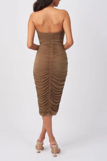 Vestido de fiesta corto fruncido con hombros descubiertos